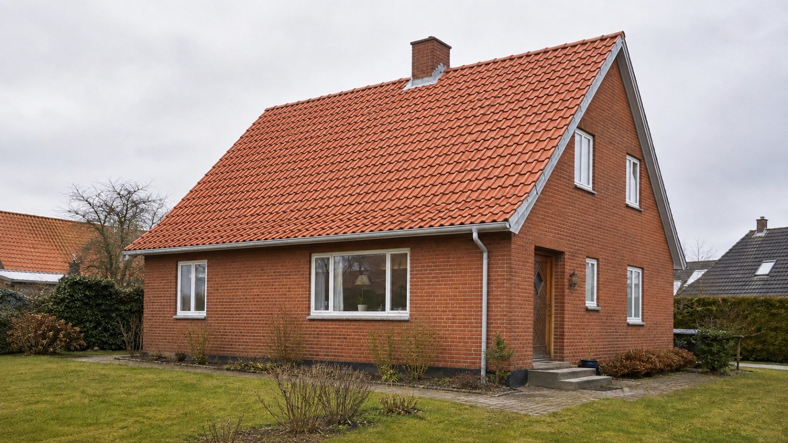 Taget i Holbæk efter renovering med nye tegltagsten