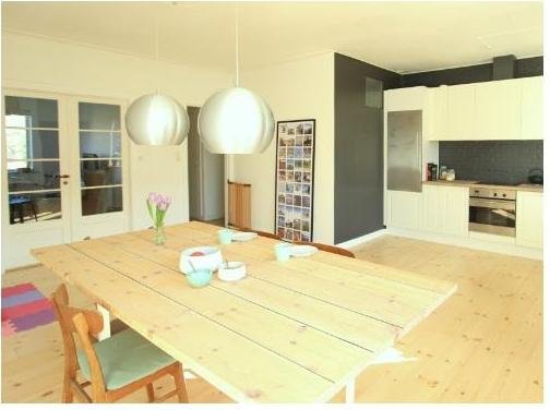 Stuen i Kalundborg efter renovering, sammenhængende med køkkenet