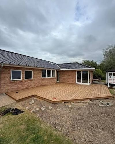 Den færdige træterrasse i Roskilde